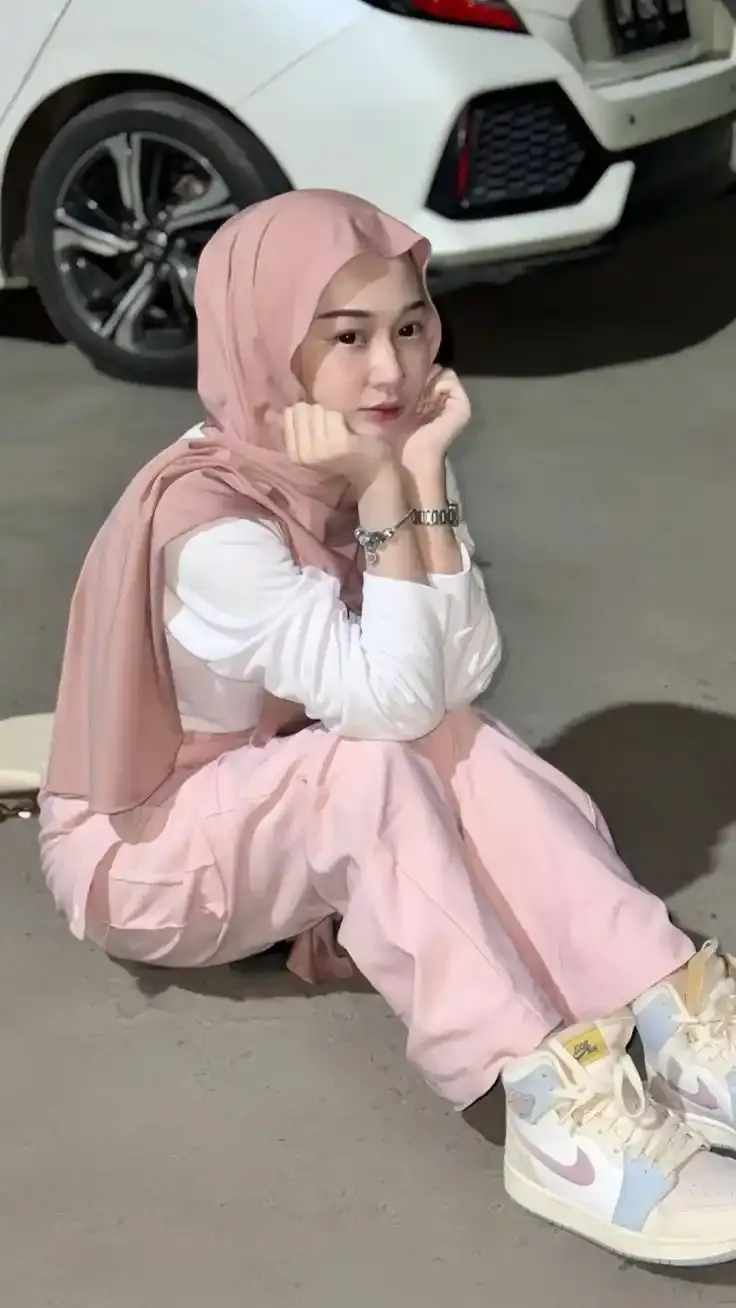 Arab Hijab Girl Photo