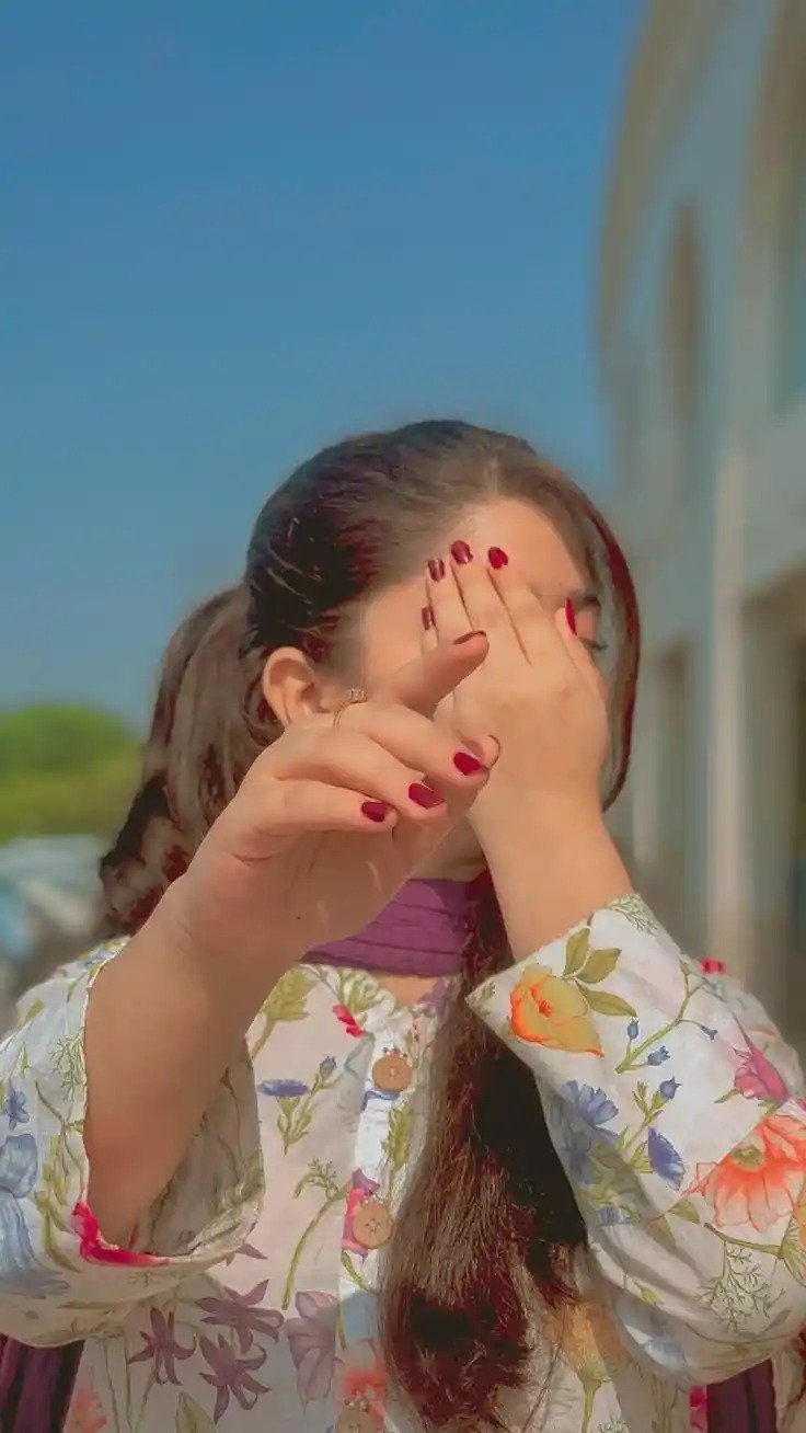 Cute Girl Pic for WhatsApp