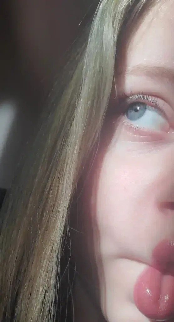 Cute eye girl dp