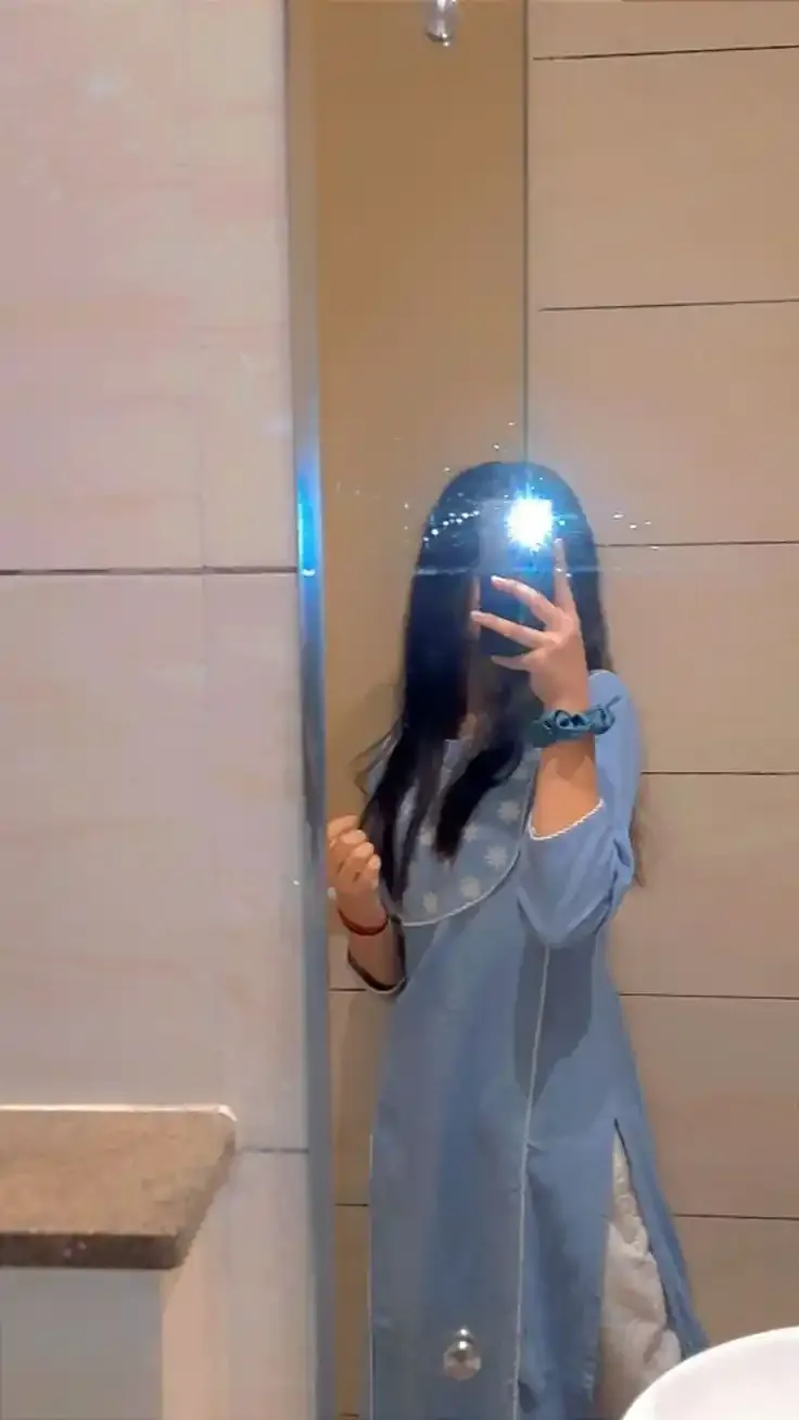 Girls Mirror Selfie Hidden Face Dp With Iphone
