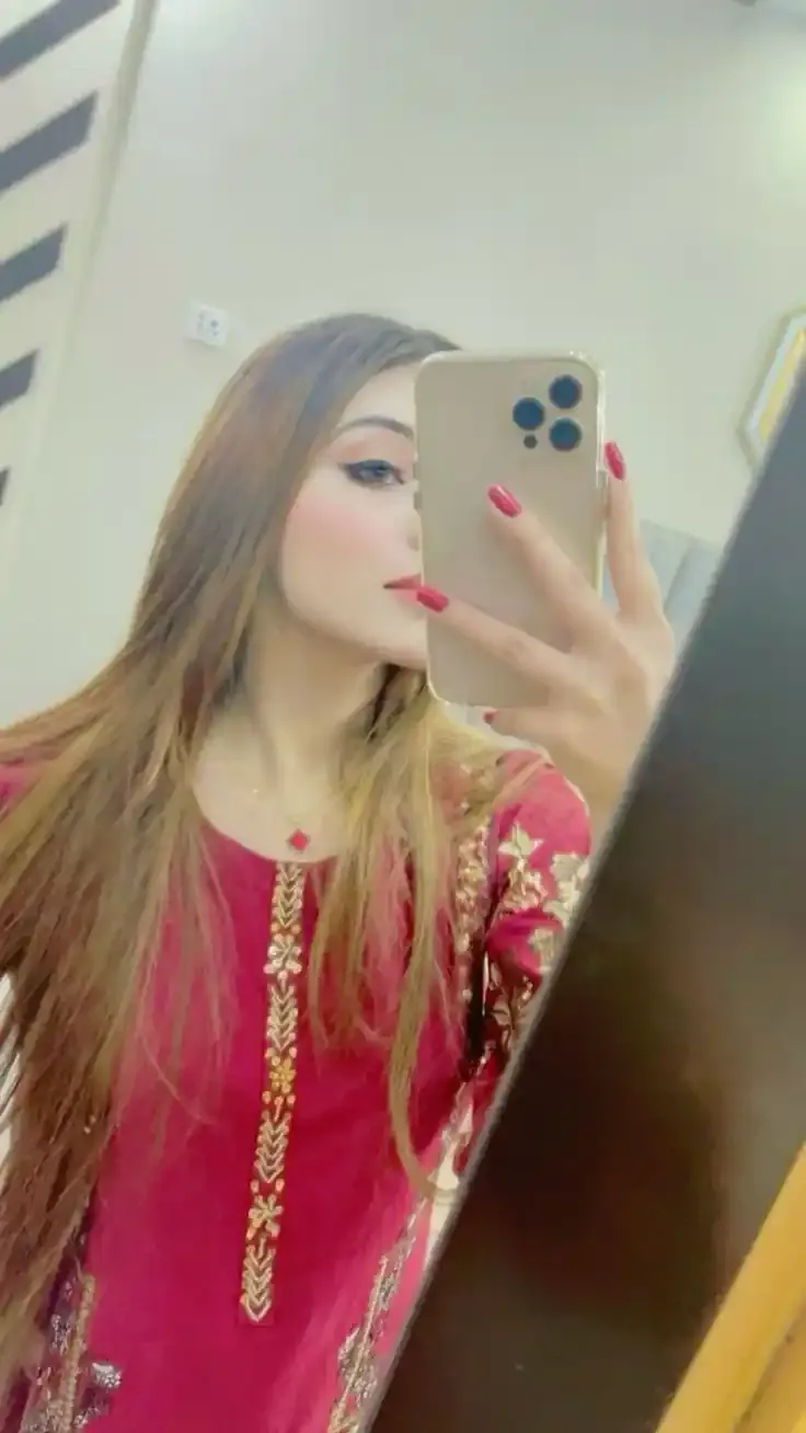 Instagram Aesthetic Mirror Selfie