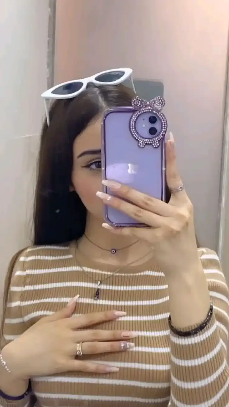 Instagram Girl Poses Stylish Mirror Selfie Dp