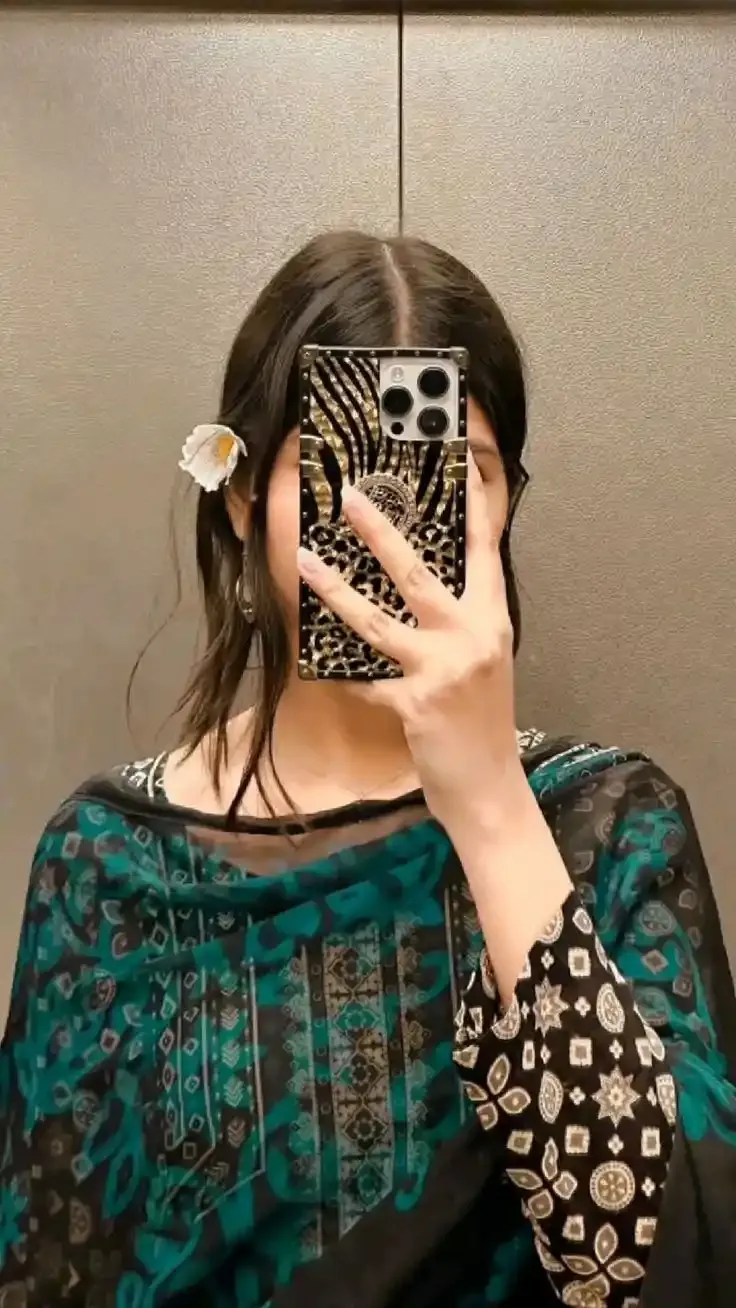 Mirror Selfie Dp Images for Girls