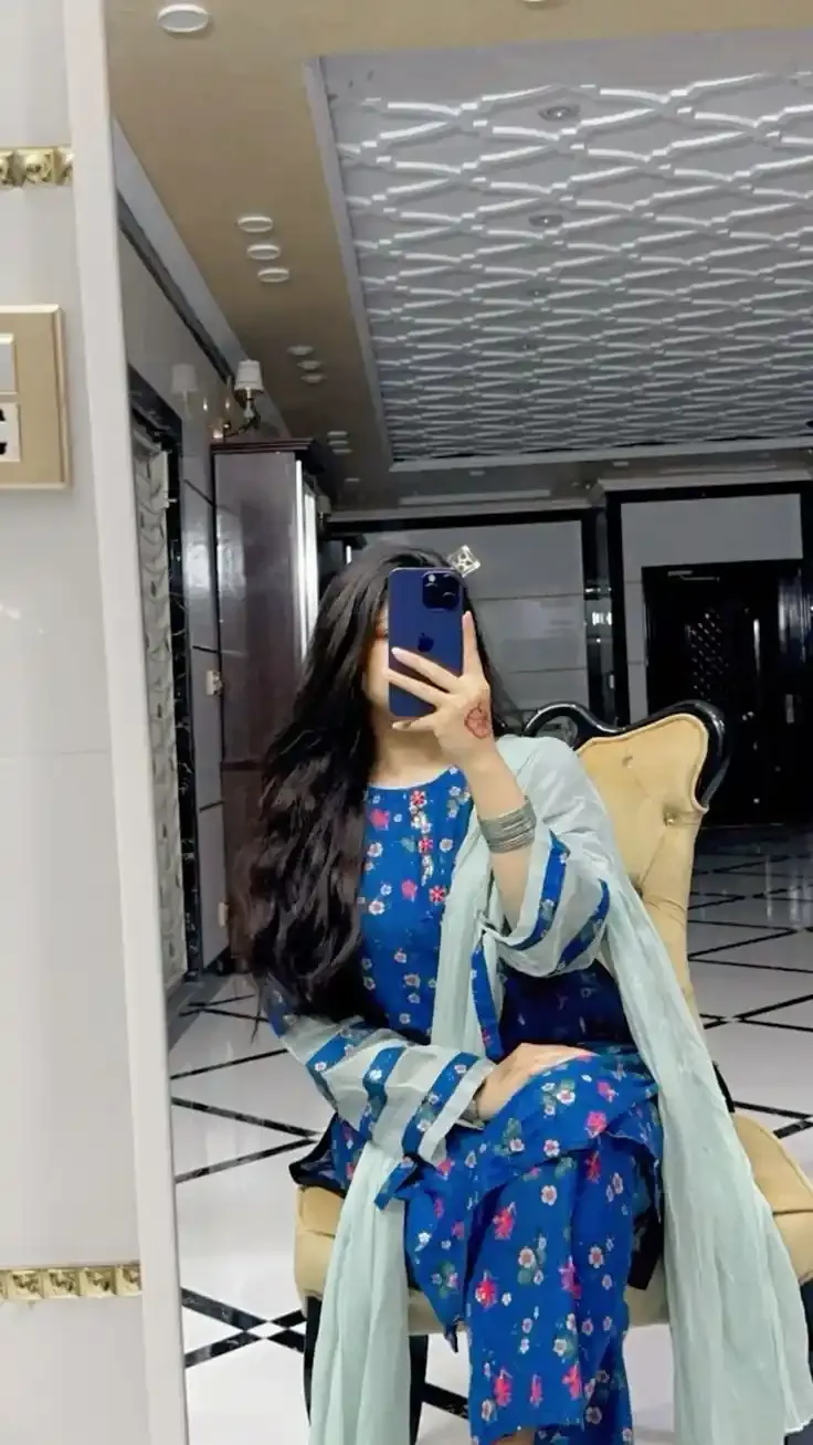 Mirror Selfie Girl Pic