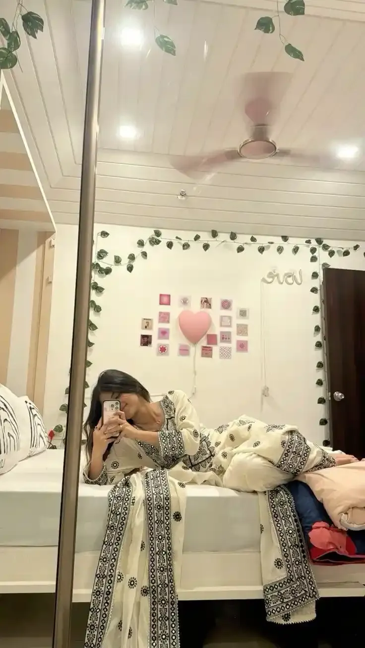 Simple Hide Face Girl Pic Simple Hide Face Girl Pic
