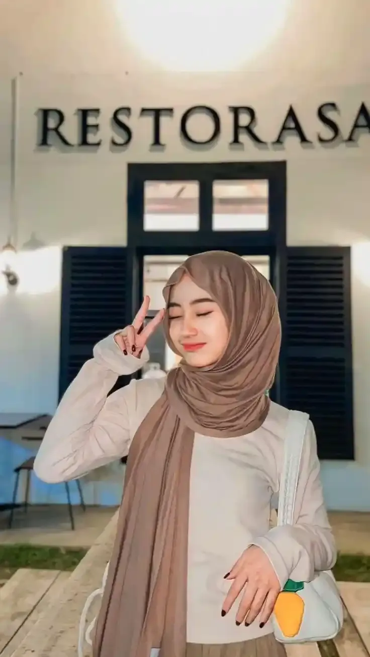 Stylish Hijab Girl Pic