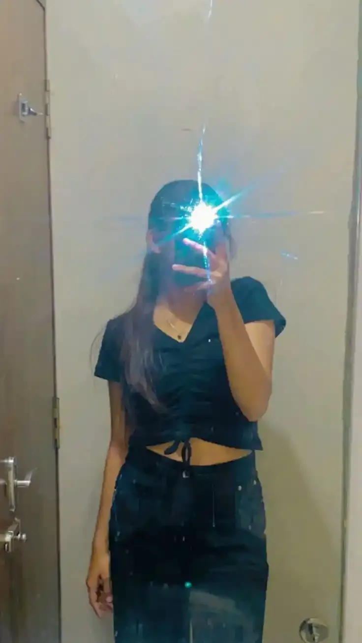 Stylish Mirror Selfie Dp for Girls