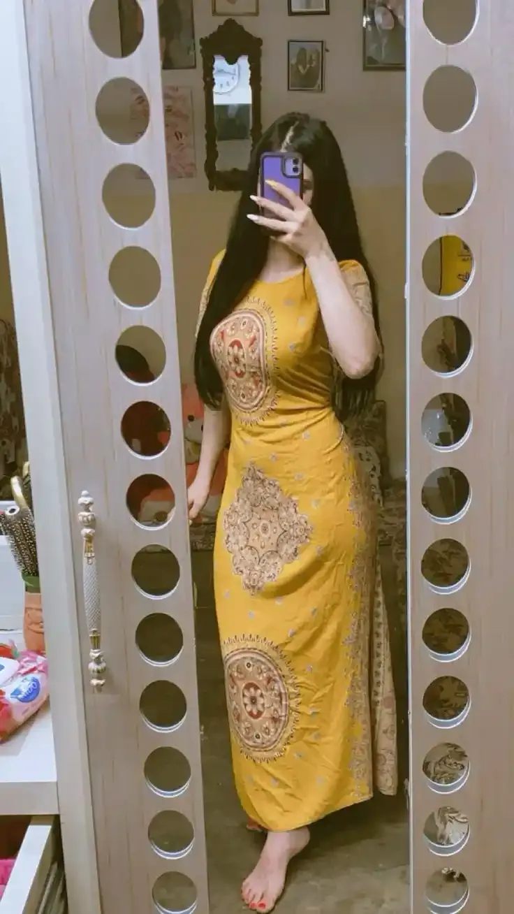 Stylish Mirror Selfie Dp