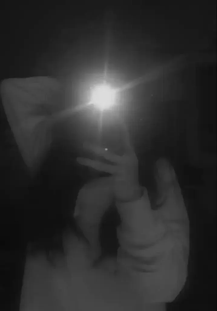 blur girl photo mirror selfie iphone blur girl photo mirror selfie iphone