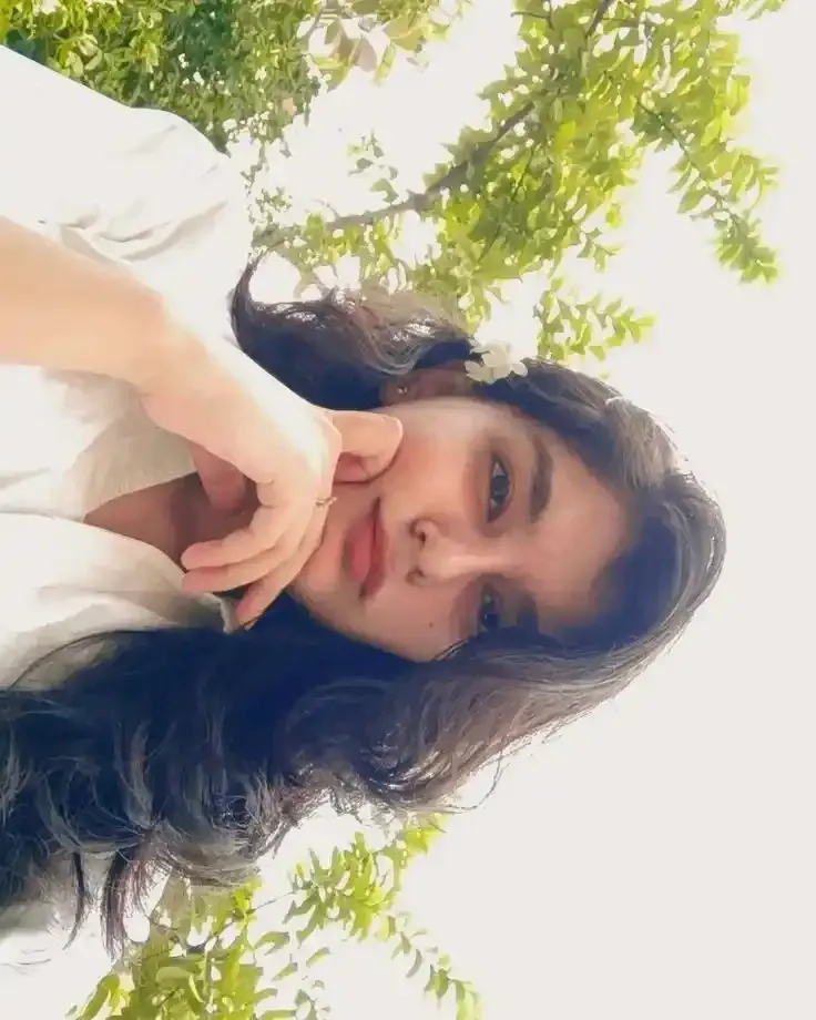 simple real girl pic simple real girl pic